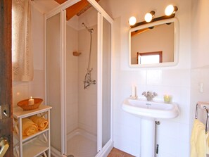 Shower, hair dryer, towels, soap - Secluded location, fantastic views, pool, family-friendly, natural surroundings (Manacor)