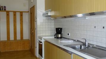 Réfrigérateur, four, plaque de cuisson, cafetiÚre/bouilloire