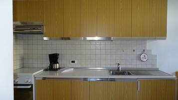 Refrigerador, horno, parrilla de estufa y cafetera y tetera