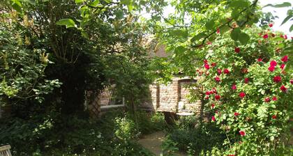 LĂNEBURG: Maison de jardin idyllique et lumineuse au centre d'une ville historique Ă colombages