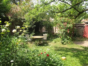 Outdoor dining - LÜNEBURG: Idyllic, bright garden house in the center of a historic half-timbered town (Lüneburg)