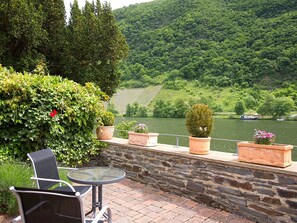 Outdoor dining - Apartment with Terrace, dogs welcome, close to the city centre (Rheinland-Pfalz)
