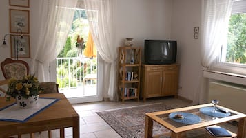 Fernseher, Bücher, Stereoanlage