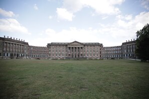 Un grand bâtiment symétrique, doté d’une entrée centrale et d’une vaste cour.