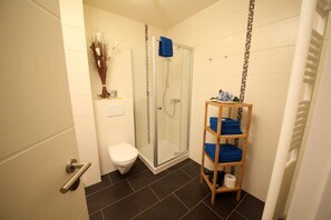 Shower, hair dryer, towels, soap - Vacation apartment, TOP location in Kassel city center, up to 4 persons with balcony (Kassel)