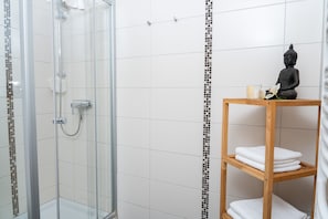 Een douche, een haardroger, handdoeken, zeep