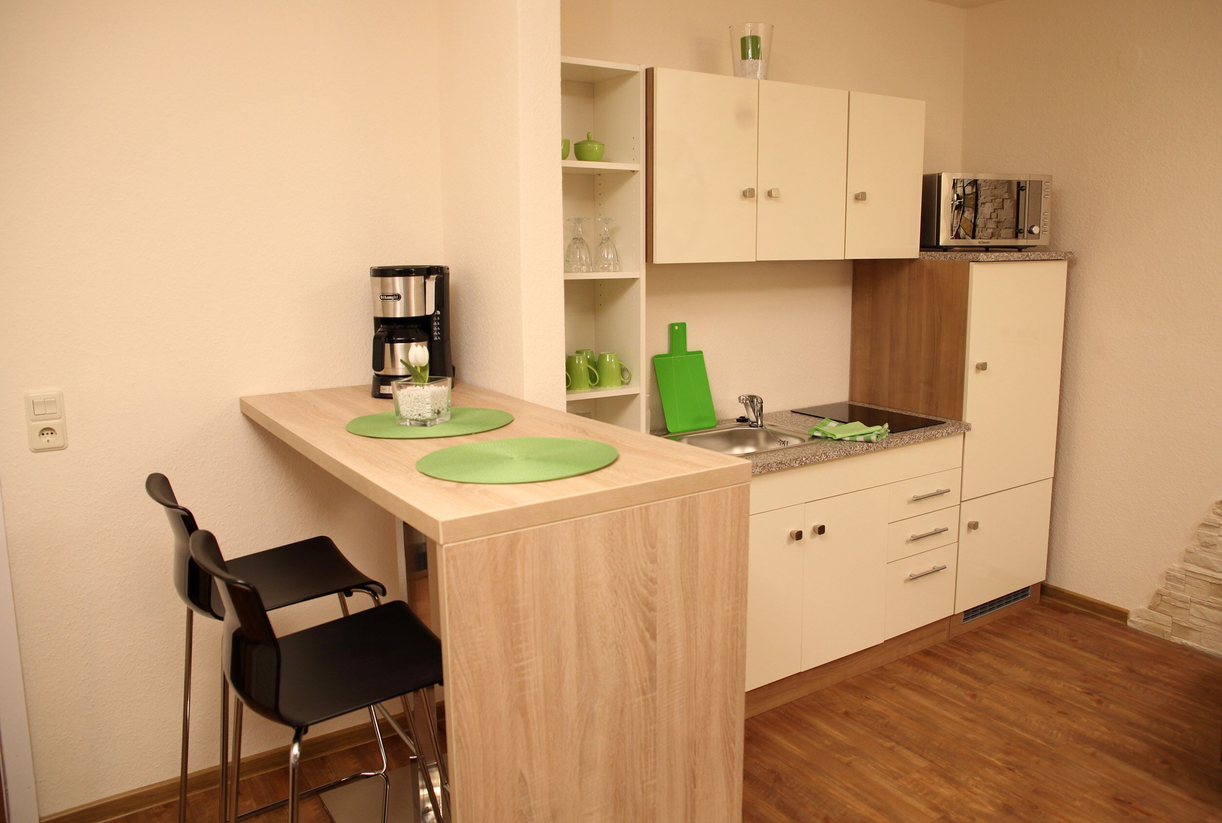 Kühlschrank, Mikrowelle, Herdplatte, Wasserkocher mit Kaffee-/Teezubehör