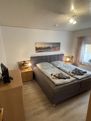 3 soverom, strykejern/-brett, reiseseng for barn og wi-fi (inkludert)