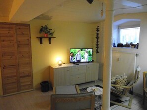 Fernseher, Tischtennisplatte, BĂŒcher