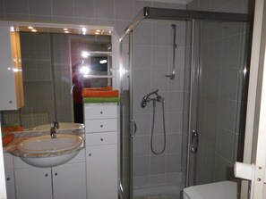 Dusche, Haartrockner, Handtücher, Seife