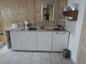 Køleskab, kogeplade, kaffe-/temaskine, elkedel