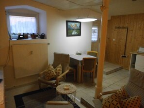 Tv, ett bordtennisbord och böcker