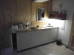 Een koelkast, een kookplaat, een koffiezetapparaat/waterkoker