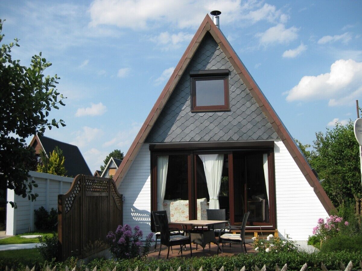 modern detached house, 200 m from the green beach, non-smoking, no pets