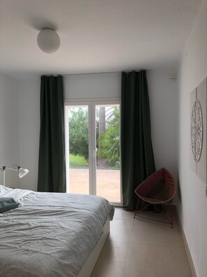 3 bedrooms, in-room safe, iron/ironing board, travel crib - House by the sea, private pool, sea view, roof terrace, air conditioning, WLAN, sep. Studio (Cala Serena)