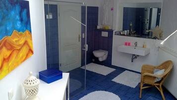 Baignoire, sĂšche-cheveux, serviettes fournies, savon