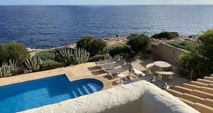 Elegante 3-Schlafzimmer Villa in 1. Meereslinie mit atemberaubenden Blick