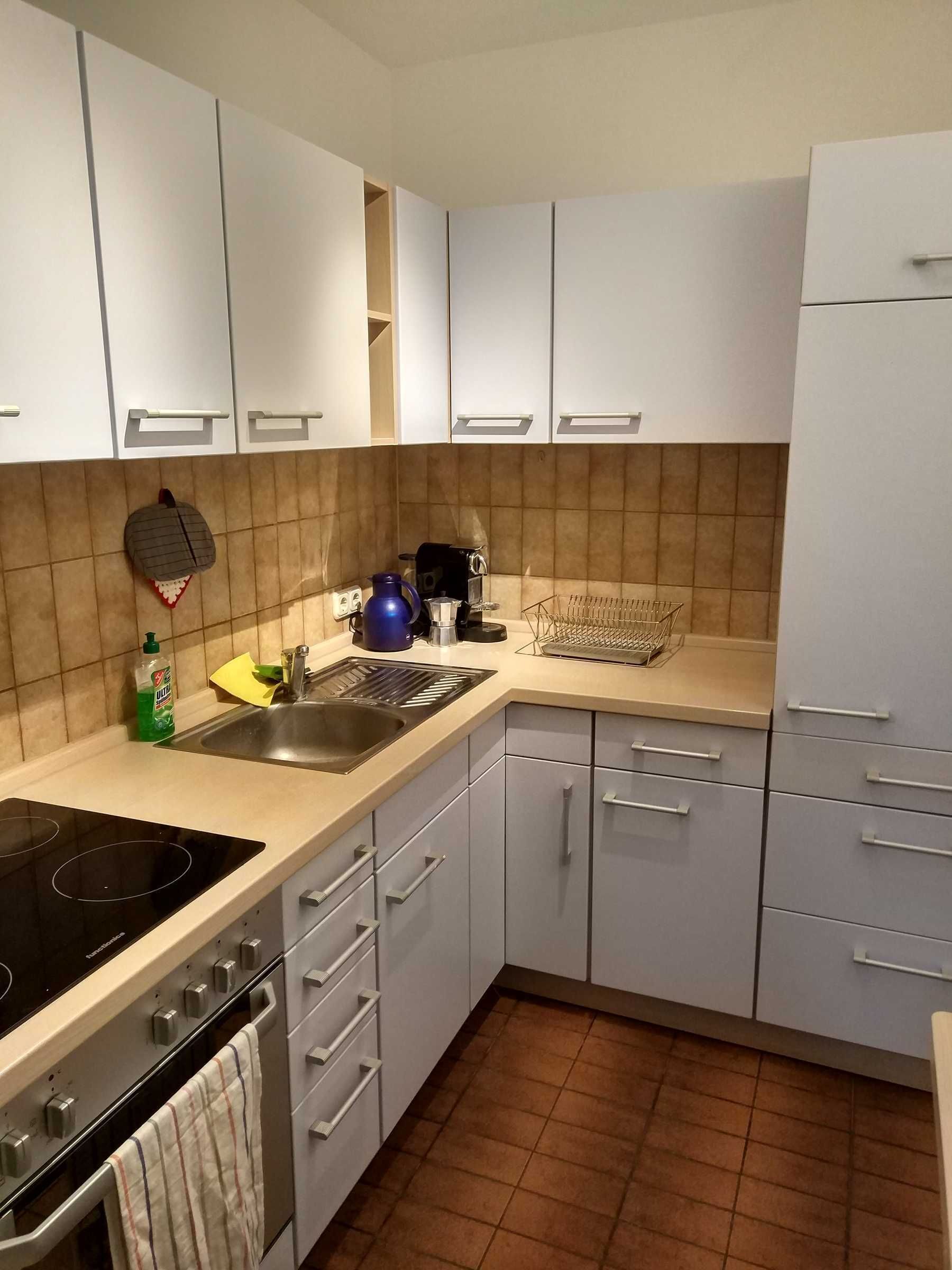 Kühlschrank, Mikrowelle, Ofen, Hochstuhl