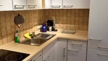 Kühlschrank, Mikrowelle, Ofen, Hochstuhl