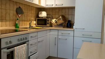 Kühlschrank, Mikrowelle, Ofen, Hochstuhl