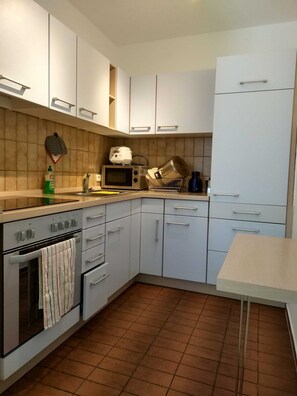 Kühlschrank, Mikrowelle, Ofen, Hochstuhl