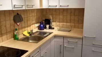 Kühlschrank, Mikrowelle, Ofen, Hochstuhl