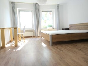 2 Schlafzimmer, Schreibtisch, Reisekinderbett, WLAN