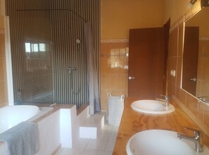 Badewanne, Handtücher, Toilettenpapier