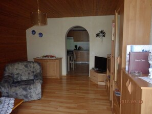 Fernseher, Tischtennisplatte, Bücher