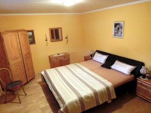 2 bedrooms, iron/ironing board, free WiFi, bed sheets