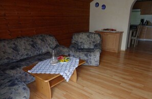 Fernseher, Tischtennisplatte, Bücher