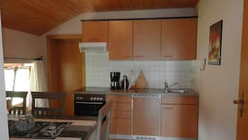 KĂŒhlschrank, Ofen, Herdplatte, Wasserkocher mit Kaffee-/Teezubehör