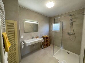 Baignoire, sèche-cheveux, serviettes fournies, savon