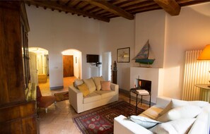 TV, libri, impianto stereo