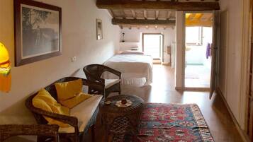 4 bedrooms, desk, soundproofing, iron/ironing board