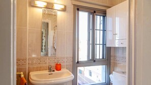 Ensemble baignoire-douche, serviettes fournies