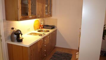 Kühlschrank, Wasserkocher mit Kaffee-/Teezubehör, Wasserkocher, Toaster