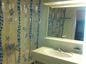 Duschwanne, Haartrockner, Toilettenpapier