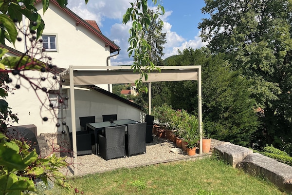 Gartenseite mit Sitzplatz
