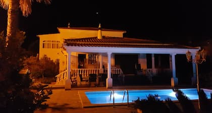 Pretty holiday home with pool and garden for the whole family from 2 to 8 pax