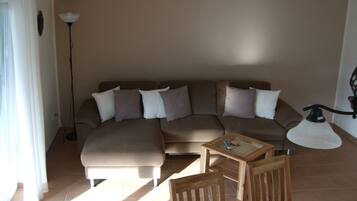 Fernseher, DVD-Player, Bücher, Stereoanlage