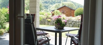 **** Comfort-huoneisto Pieni Kylltal Oberstadtfeld / Eifelissä, 30 neliön eteläterassilla