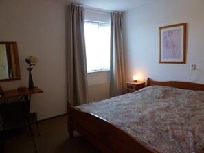 3 habitaciones, escritorio y tabla de planchar con plancha 