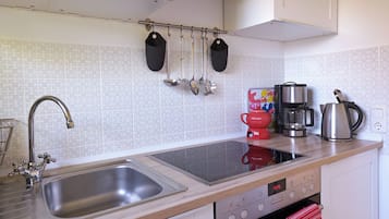 Refrigerador, horno, parrilla de estufa y cafetera y tetera