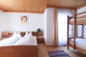 4 Schlafzimmer, Bügeleisen/Bügelbrett, kostenloses WLAN, Bettwäsche