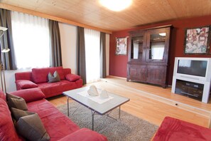 Fernseher, DVD-Player, Bücher