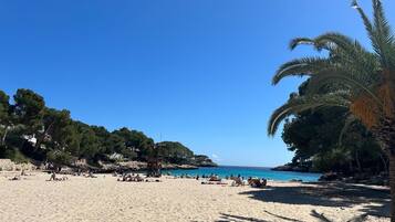 Vlak bij het strand, ligstoelen aan het strand