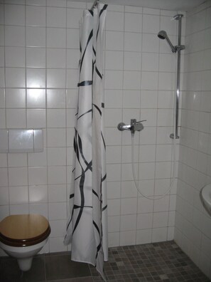 Suihku, hiustenkuivaaja, vessapaperi