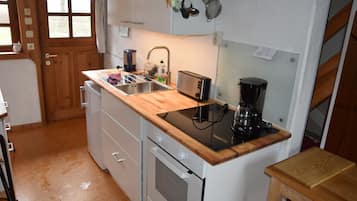 Kühlschrank, Ofen, Herdplatte, Wasserkocher mit Kaffee-/Teezubehör