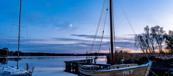 En el pequeño Puerto con vista al agua y Praderas de Bodden, amorosamente diseñadas